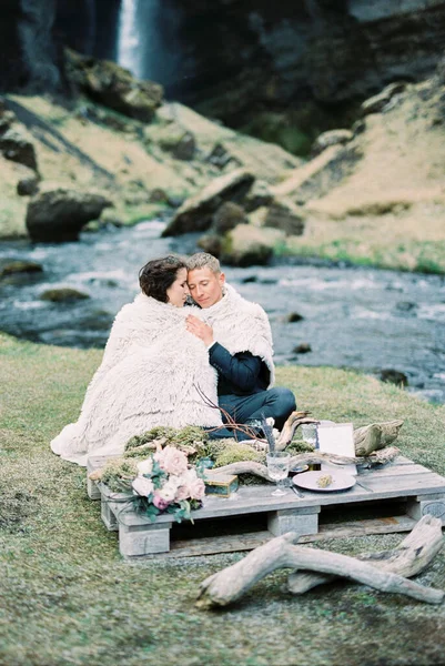Groom Hugs Bride Blanket River Bank Set Table Iceland High — Photo