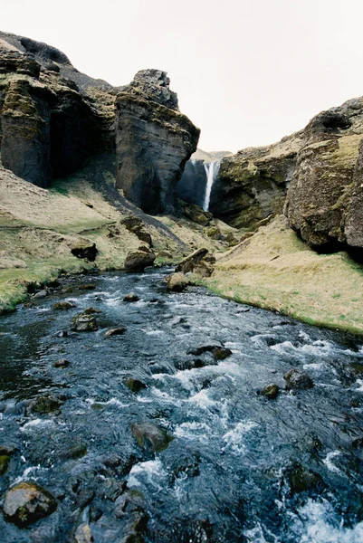 Rzeka Rzekami Płynie Wśród Gór Tle Wodospadu Islandia Wysokiej Jakości — Zdjęcie stockowe