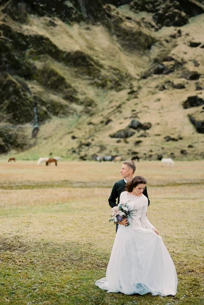 Bride Bouquet Stands Next Her Groom Mountain Valley Iceland High — Foto Stock