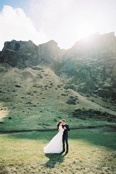 Bride Groom Standing Green Lawn Foot Rocky Mountains Iceland High — Photo