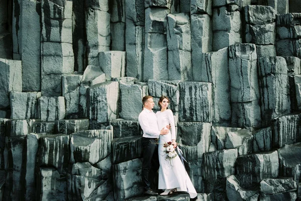 Bride Groom Stand Black Rocks Reynisdrangar Iceland High Quality Photo — Photo