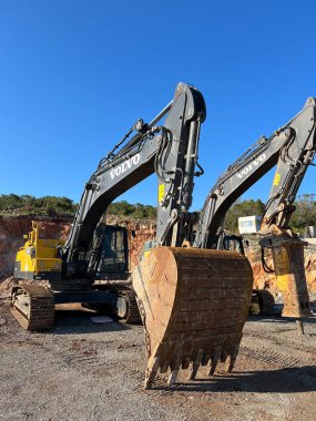 Taş ocağının yanında duran iki sarı buldozer. Yüksek kalite fotoğraf