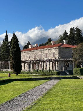Yeşil bir bahçeyle çevrili Villa Milocer. Yüksek kalite fotoğraf
