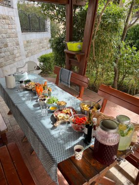 Hafif atıştırmalıklar ve içeceklerle servis edilen şenlik masası. Yüksek kalite fotoğraf