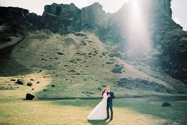 Pengantin Pria Dan Wanita Halaman Hijau Dekat Pegunungan Islandia Foto — Stok Foto