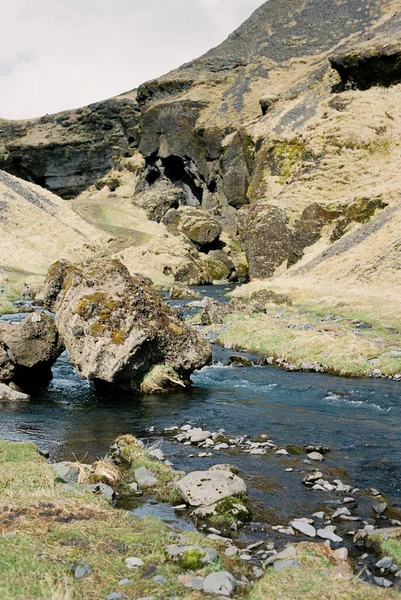 River Flows Stones Mountain Valley Iceland High Quality Photo — 스톡 사진