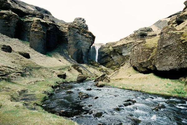 River Flows Boulders Mountain Valley Iceland High Quality Photo — 스톡 사진