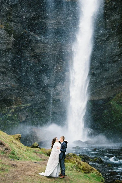 Bride Groom Standing Falling Snow Waterfall Iceland High Quality Photo — Photo