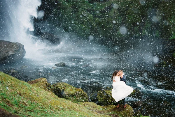 Groom Holds Bride His Arms Falling Snow Banks River Iceland — Fotografia de Stock