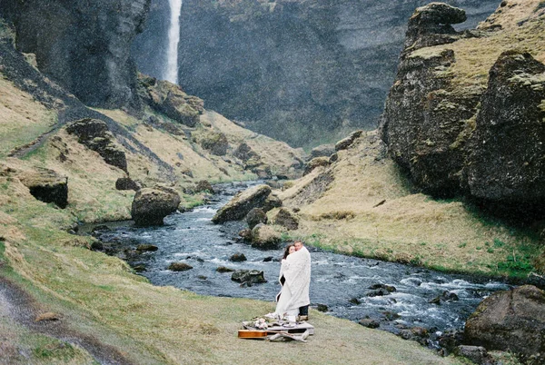 Man Woman Blanket Stand Banks River Mountains Iceland High Quality — 스톡 사진