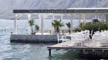 Kotor Körfezi kıyısındaki restoran terasında. Yüksek kalite 4k görüntü