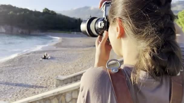 Photographer Girl Photographing Couple Beach High Quality Footage — Video Stock