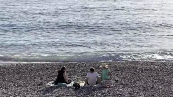 Mom Dad Child Sitting Bedspreads Pebble Beach Sea High Quality — Αρχείο Βίντεο