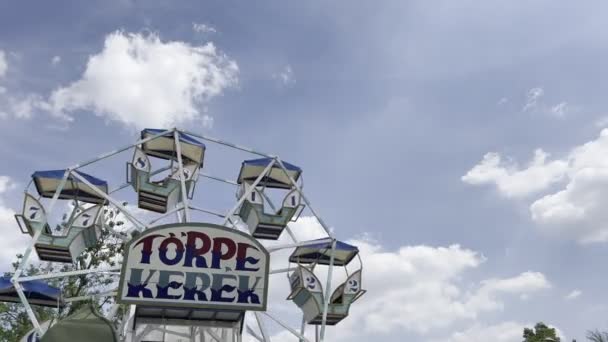 Spinning Ferris Wheel Cloudy Sky High Quality Footage — Vídeos de Stock