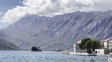 Kotor Körfezi kıyısındaki antik Perast kasabasının kıyısında. Karadağ. Yüksek kalite 4k görüntü