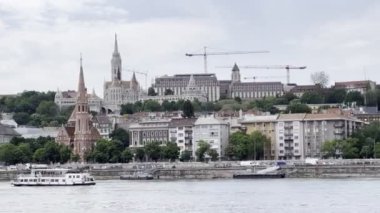 Tuna 'daki Buda Kalesi tepesinin eski binalarının panoraması. Budapeşte, Macaristan. Yüksek kalite 4k görüntü