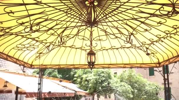 Ένα Παλιό Φανάρι Στο Ταβάνι Ενός Σφυρήλατου Σιδερένιου Κιόσκι Κίτρινη — Αρχείο Βίντεο