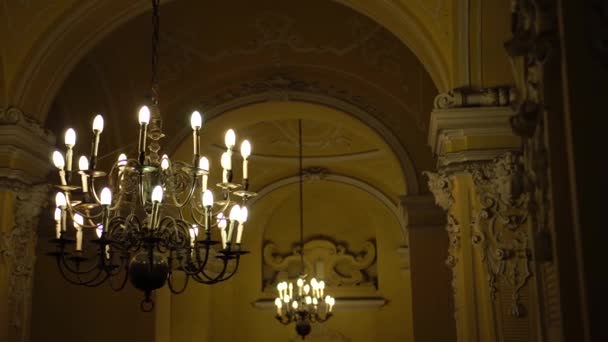 天井とキャンドル電球とバロック様式のブラックメタルシャンデリア 高品質の写真 — ストック動画