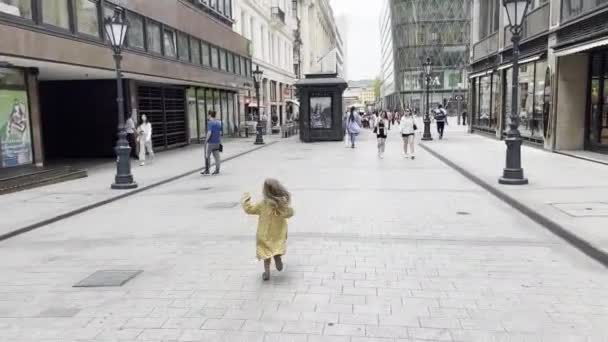 Little Girl Flying Hair Runs Old Cobbled Street High Quality — Stok video