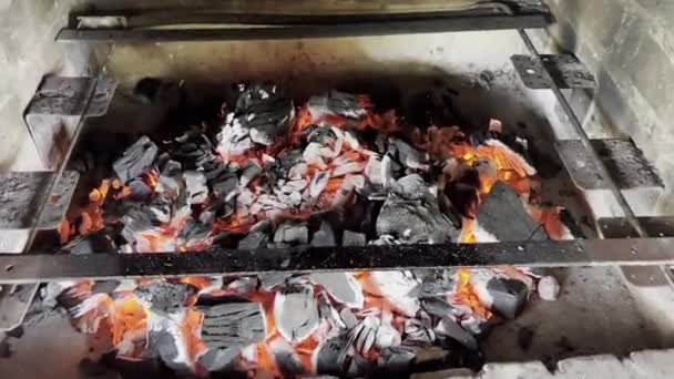 Λιωμένα Κάρβουνα Ένα Τζάκι Από Τούβλα Κοντινό Πλάνο Υψηλής Ποιότητας — Αρχείο Βίντεο
