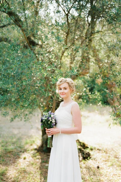 Bride Bouquet Flowers Stands Olive Tree High Quality Photo — Stock fotografie