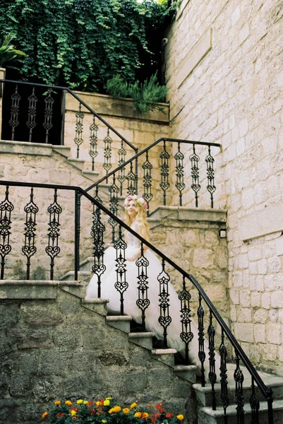 Νύφη Στεφάνι Ανεβαίνει Σκαλιά Ενός Παλιού Πέτρινου Κτιρίου Υψηλής Ποιότητας — Φωτογραφία Αρχείου