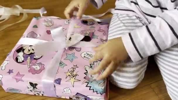 Little Girl Unties Ribbon Gift Box High Quality Footage — ストック動画