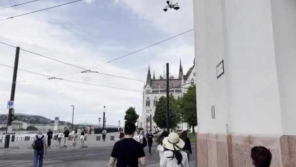 Parliament Building Danube Embankment Budapest Hungary High Quality Footage — Stockvideo