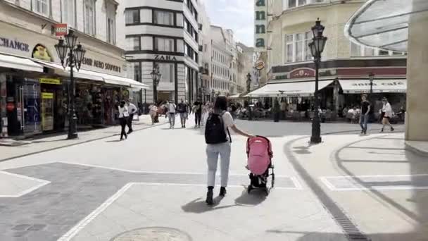 Mom Stroller Walks Street Center Budapest Hungary High Quality Footage — 图库视频影像