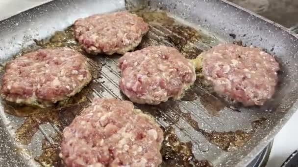 Burger Patties Boil Oil Frying Pan Close High Quality Footage — Vídeo de Stock