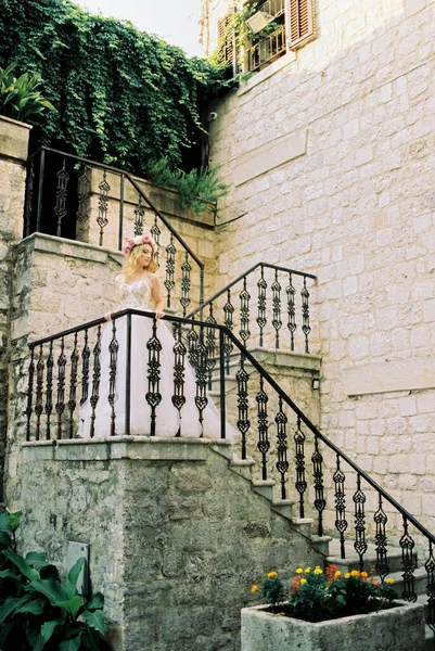 Bride Wreath Stands Stone Steps Building Holding Handrail High Quality — Stock fotografie