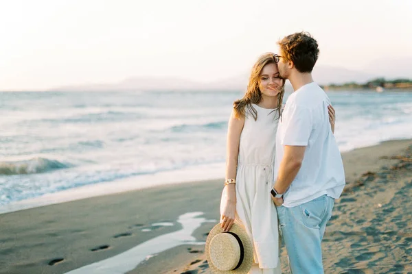 Man Hugs Kisses Woman Forehead While Standing Beach Sea High — Stok fotoğraf