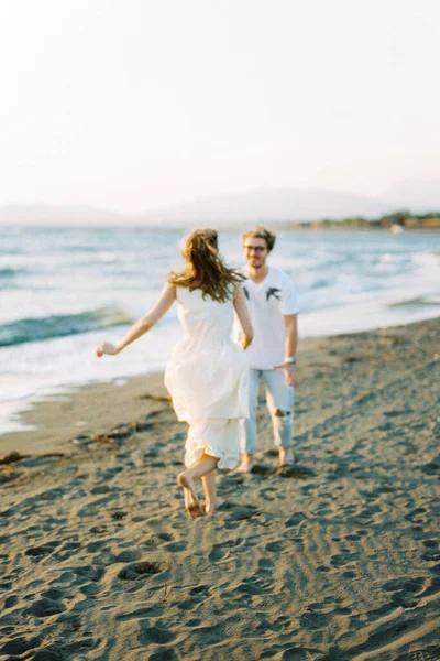 Barefoot Girl Runs Man Standing Beach Back View High Quality — Fotografia de Stock