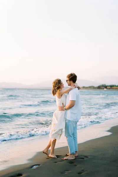 Man Hugs Woman While Standing Beach Side View High Quality — Zdjęcie stockowe