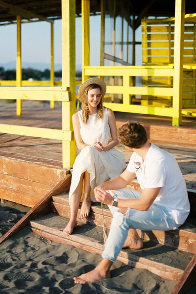 Young Woman Man Sitting Steps Wooden Building Beach High Quality — Foto de Stock