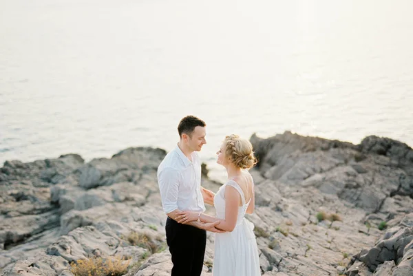 Bride Groom Look Each Other Eyes Hugging Forearms High Quality — Stok Foto