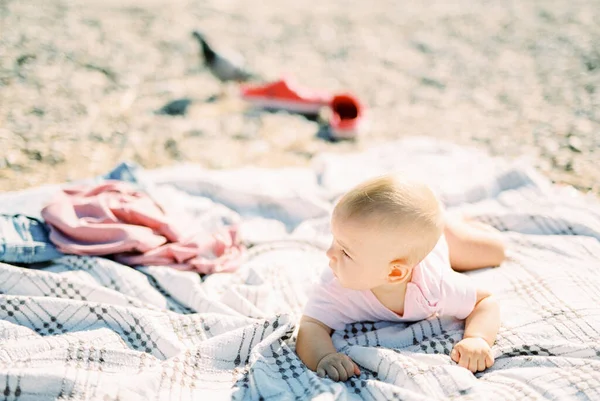 Baby Lies His Tummy Blanket Beach Looks Away High Quality — Foto Stock