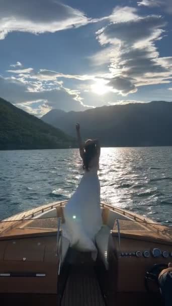 Bride Stands Floating Motor Boat Her Hands High Quality Footage — Vídeo de stock