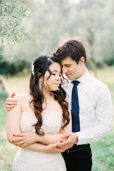 Groom Hugs Bride Shoulders Leaning His Forehead Her Temple High — Stockfoto