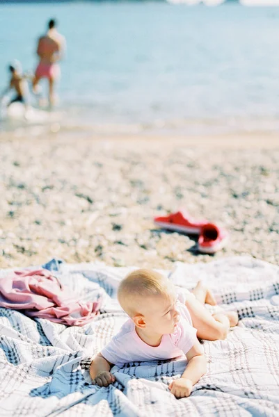 Baby Lies His Stomach Blanket Beach High Quality Photo — 스톡 사진