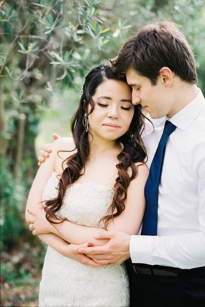 Groom Hugs Bride Leaning His Forehead Her Forehead High Quality — ストック写真