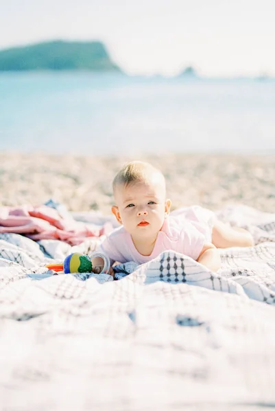 Baby Toy His Hands Lies His Tummy Beach High Quality — 스톡 사진