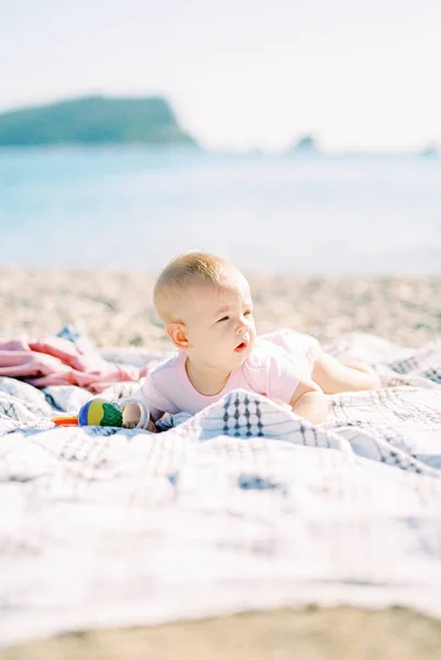 Baby Lies His Stomach Beach Bright Sun High Quality Photo — 스톡 사진