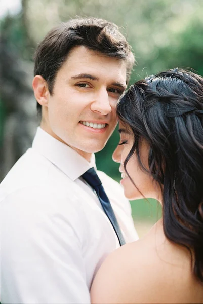 Bride Touches Her Forehead Cheek Smiling Groom Portrait High Quality — Stockfoto