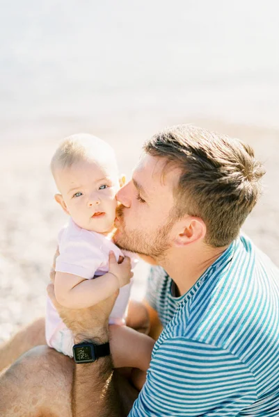 Dad Kisses Baby Sitting His Lap High Quality Photo — Stock fotografie