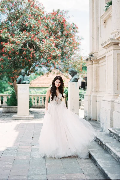 Bride Stands Steps Stone Building Backdrop Flowering Tree High Quality — Stok Foto