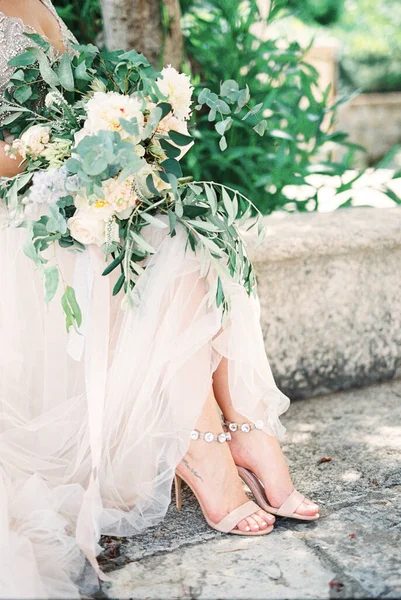 Bouquet Flowers Lies Knees Bride Puffy Dress High Heeled Shoes — Stok fotoğraf