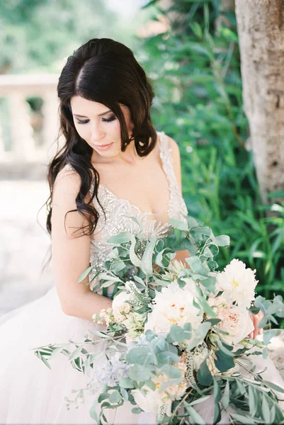Bride Bouquet Flowers Sits Her Head Bowed Tree High Quality — Stok Foto