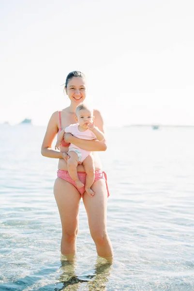 Mom Baby Her Arms Standing Sea High Quality Photo — Stok Foto