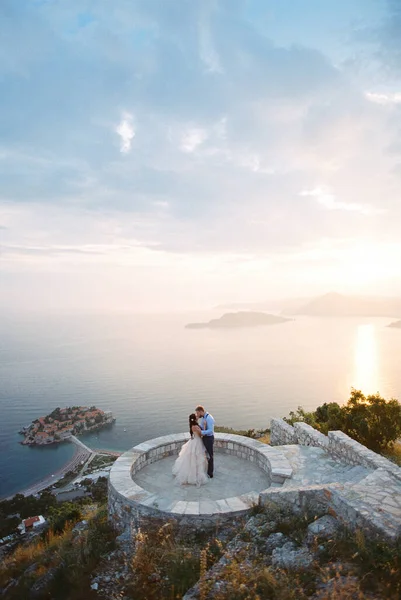 Bride Groom Kiss Observation Deck Sveti Stefan Island High Quality — Fotografia de Stock